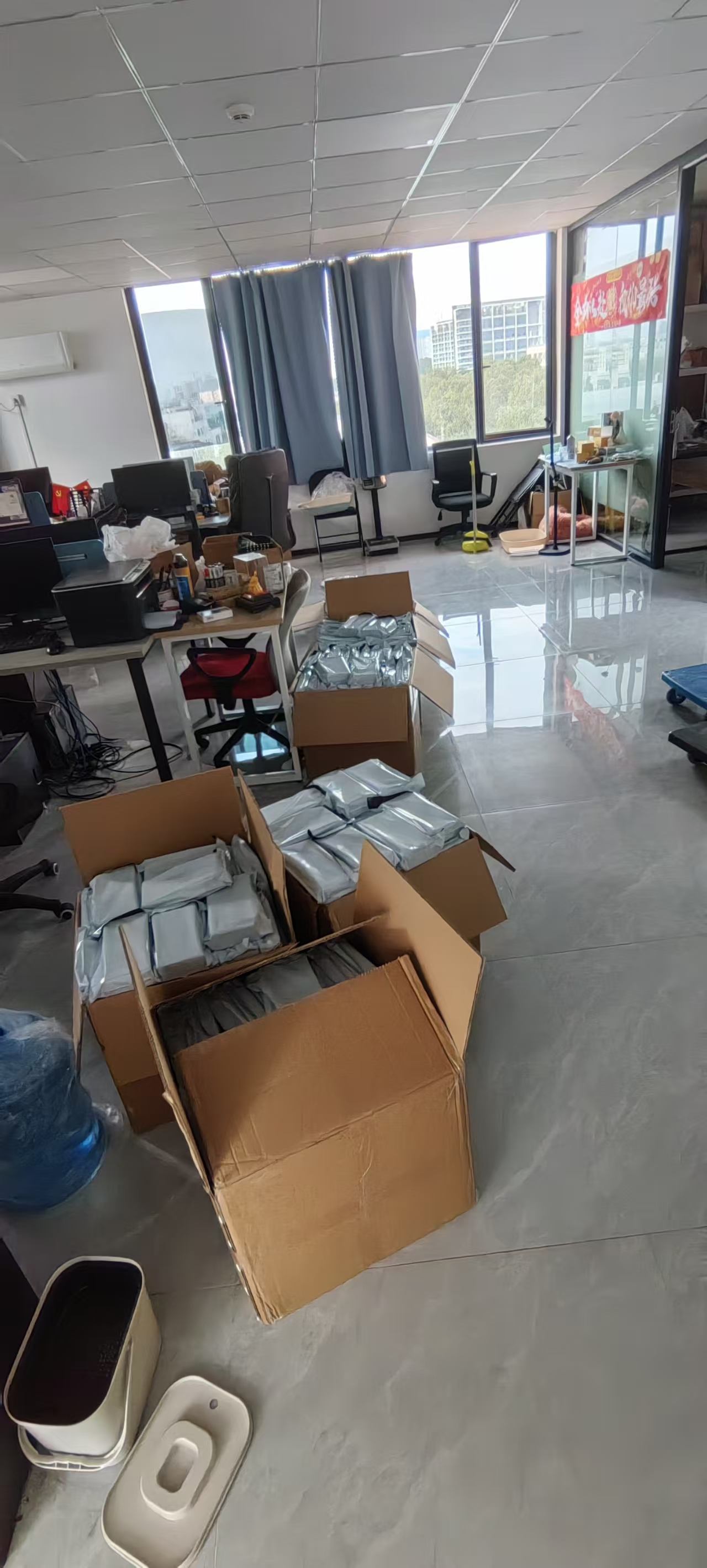 团队成员处理产品贴标与发货准备